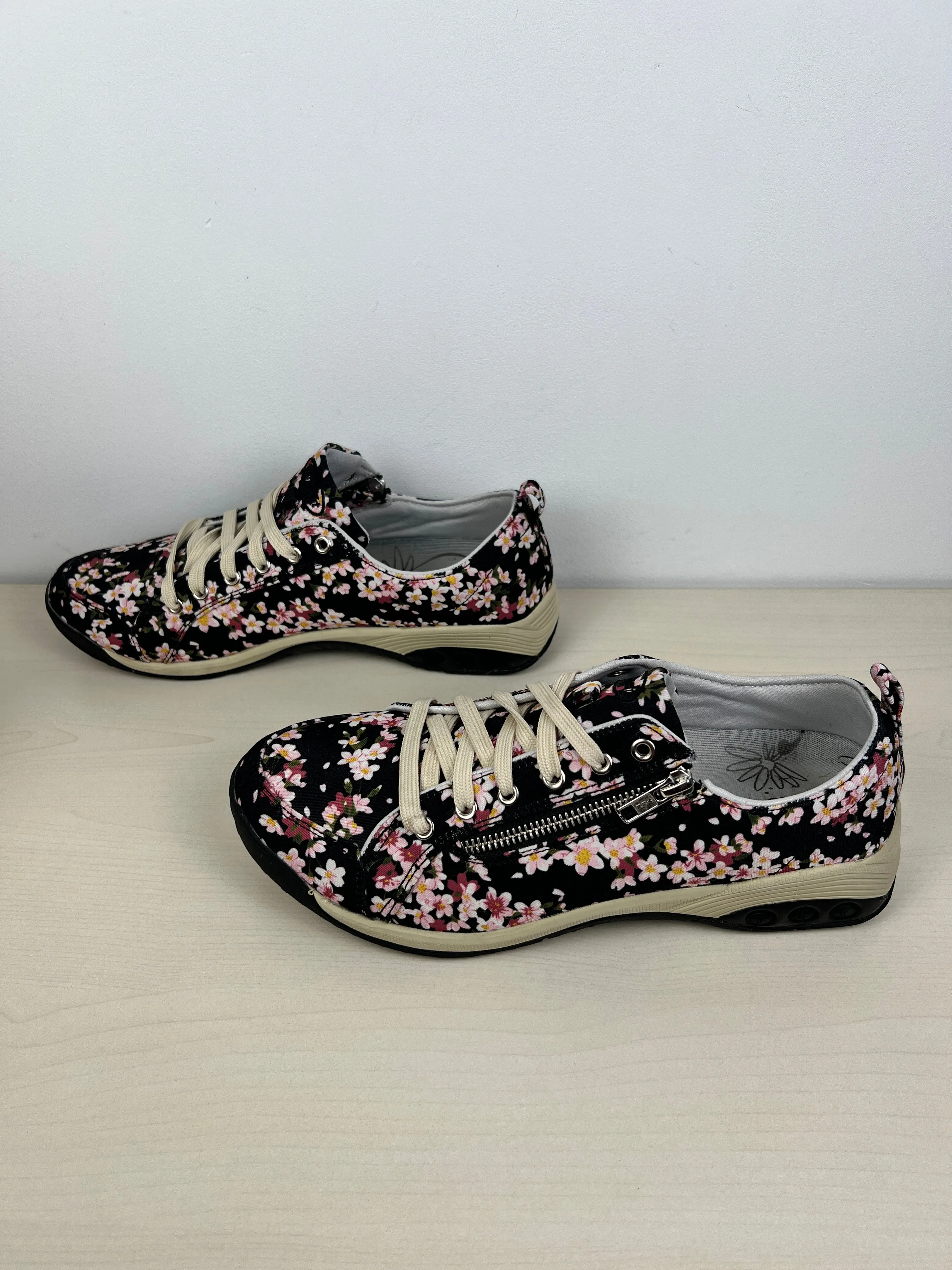 Floral Print Shoes Sneakers THERAFIT, Size 11