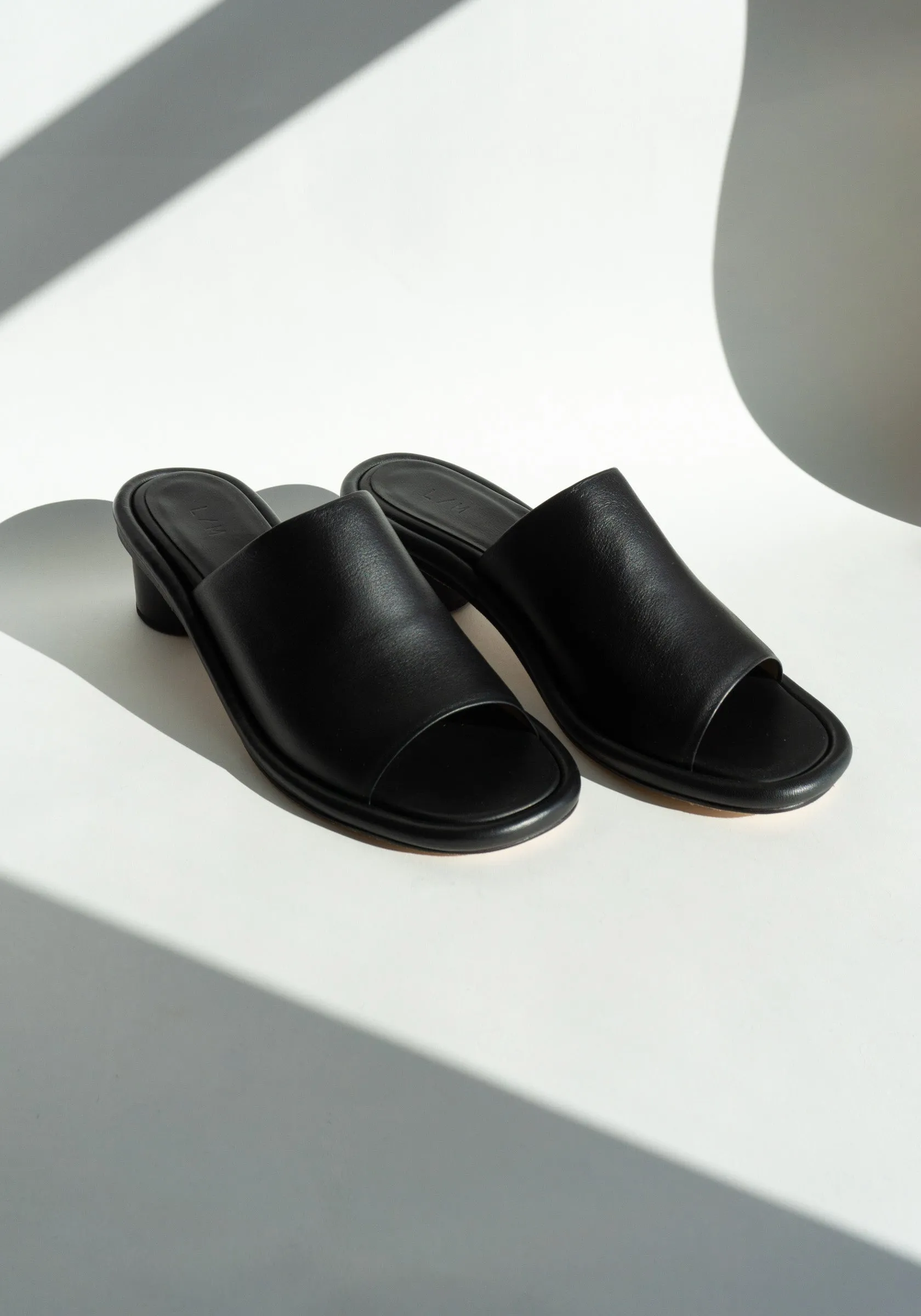 Welt Slide in Black