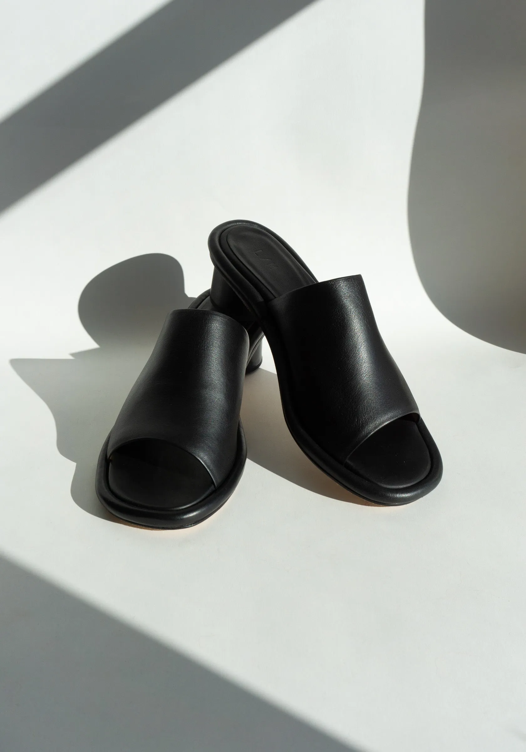 Welt Slide in Black