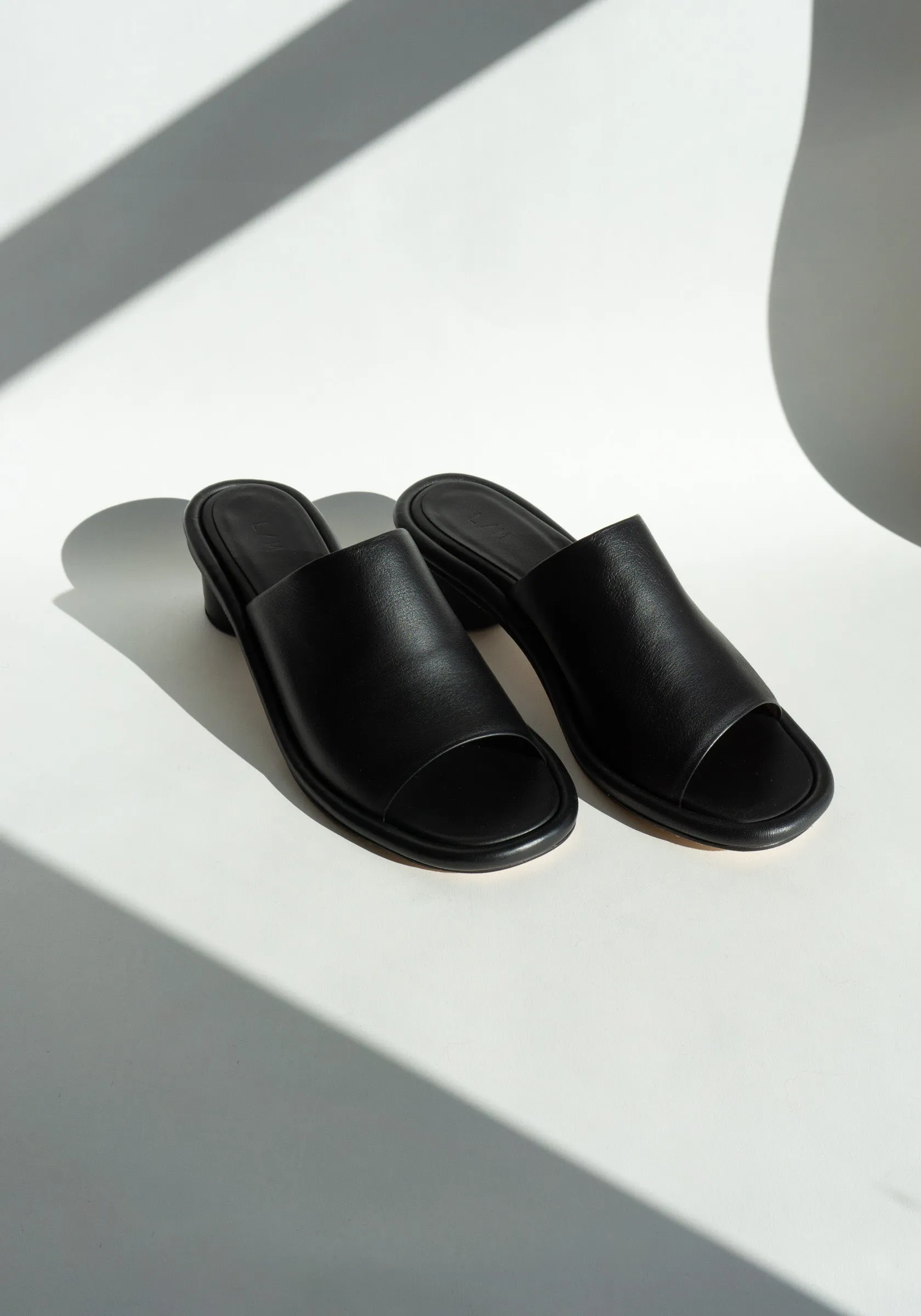 Welt Slide in Black