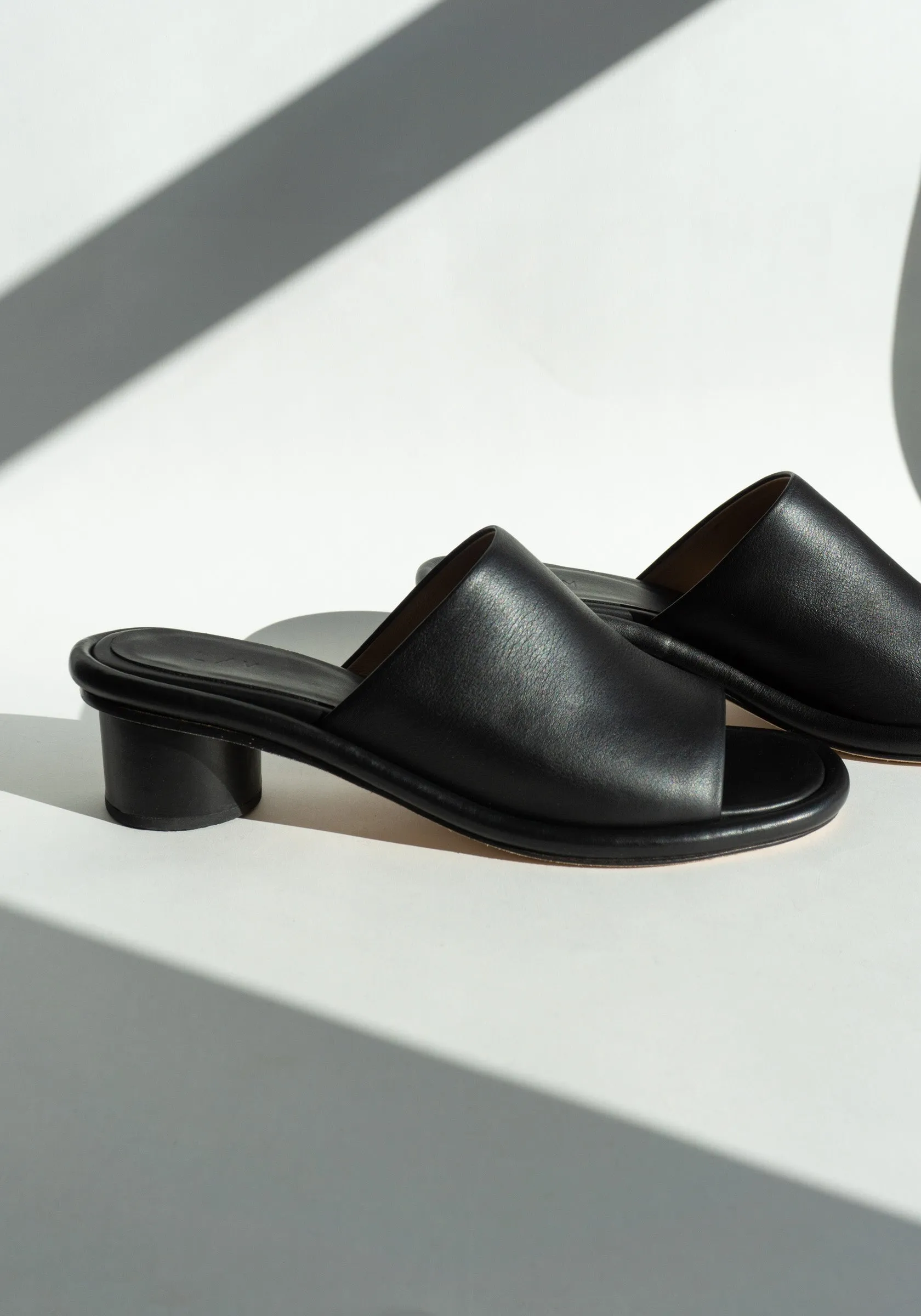 Welt Slide in Black